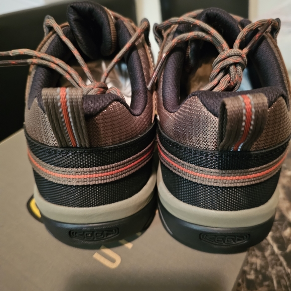 Keen steel toe work shoes size 9